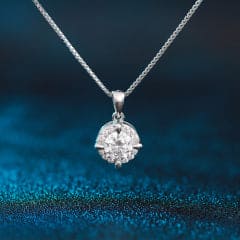 Colar com borda cravejada  ponto de Luz Moissanite 0.8 Quilates 925  KPS06892